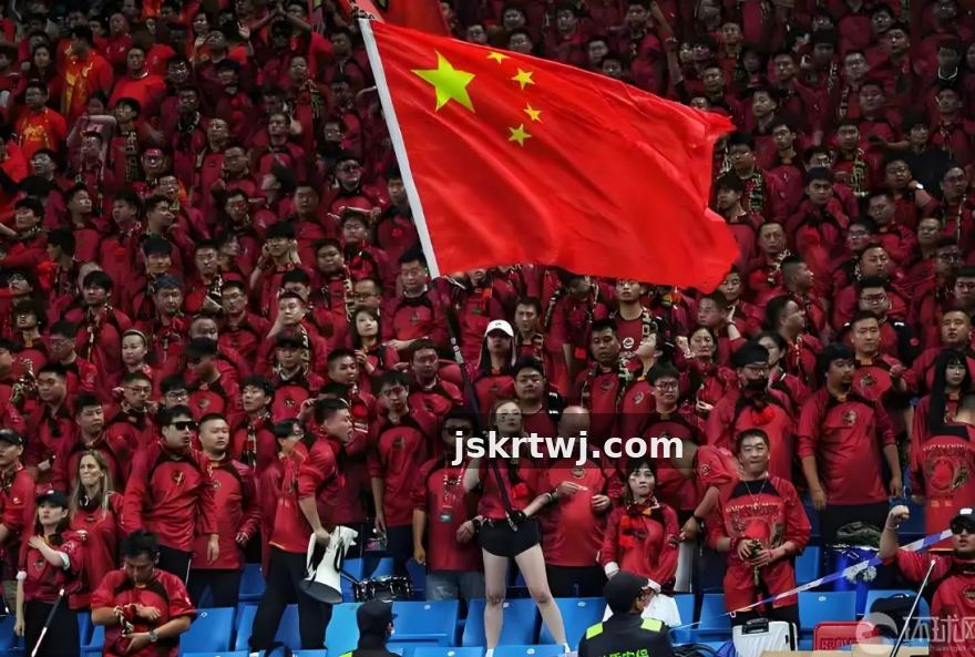 欧洲足球赛季中期战术风向：高位压迫与低位防反的博弈前瞻